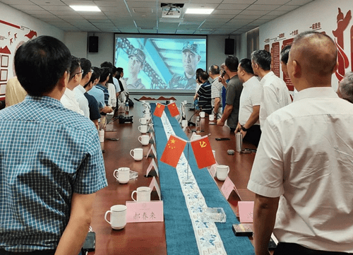 党员起立，齐唱军歌《咱当兵的人》